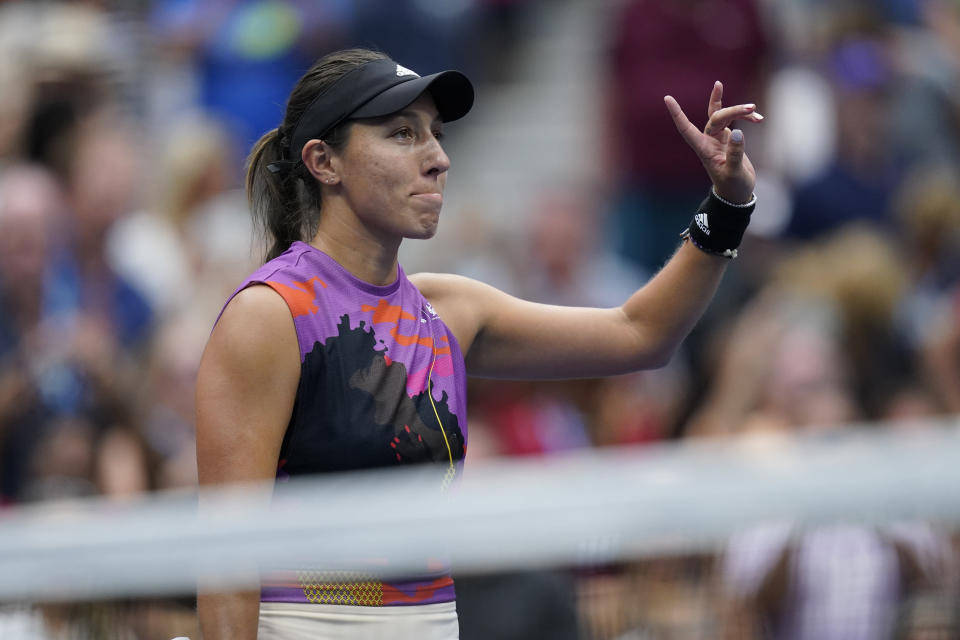 Jessica Pegula saluda tras derrotar a Petra Kvitova en los cuartos de final del US Open, el lunes 5 de septiembre de 2022, en Nueva York. (AP Foto/Julia Nikhinson)