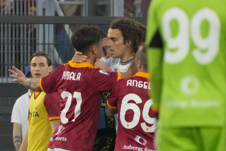 Paulo Dybala y el francés Matteo Guendouzi, en medio de la pelea que le puso picante al derby en el estadio Olímpico.