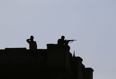 Members of the Iraqi Army fire weapons during clashes with Islamic State militants at the south of Mosul, Iraq December 12, 2016. REUTERS/Ammar Awad