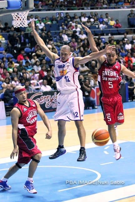 Air21's Mark Isip and Barangay Ginebra's LA Tenorio jump into the air at the same time in their game last February 10 at the Smart Araneta Coliseum. (Nuki Sabio/PBA Images)