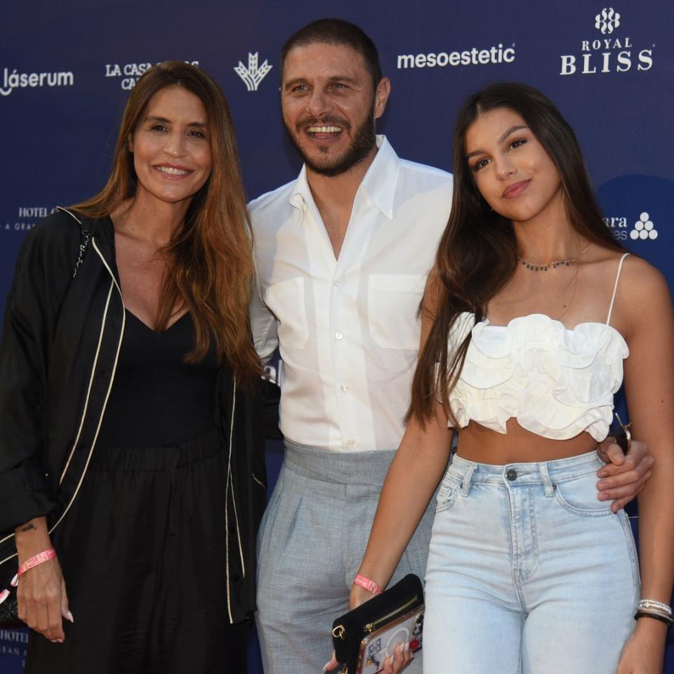 Joaquín Sánchez y su mujer Susana Saborido junto a su hija pequeña, Salma