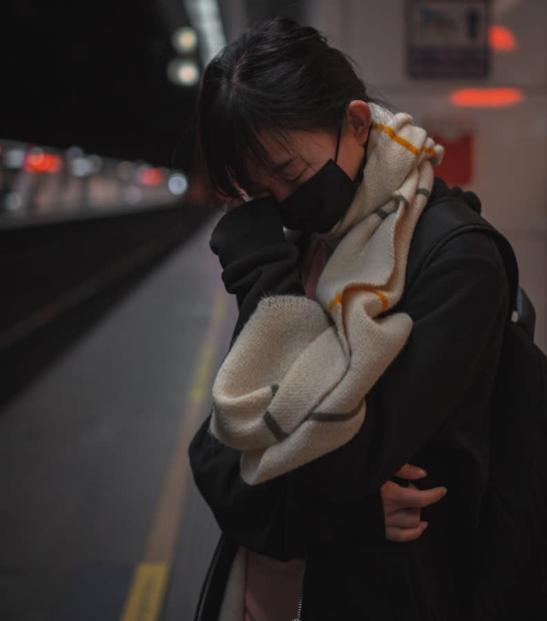 許多台灣女生冬天時，習慣圍上圍巾以保暖脖子。取自Unsplash。攝影者Lisanto 李奕良。（示意圖，非內容畫面）