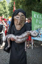 <p>Diese Demonstrantin von der Friedensinitiative Traunstein will mit ihrem Kostüm das menschliche Leid von Kriegen symbolisieren. (Bild: Daniel Vogl/dpa)</p> 