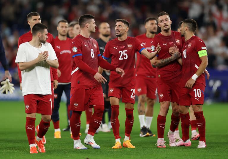 Los jugadores de Serbia saludando a sus hinchas después del primer partido del grupo en la Euro 2024 (caída 1-0 ante Inglaterra, el domingo pasado, en Gelsenkirchen)