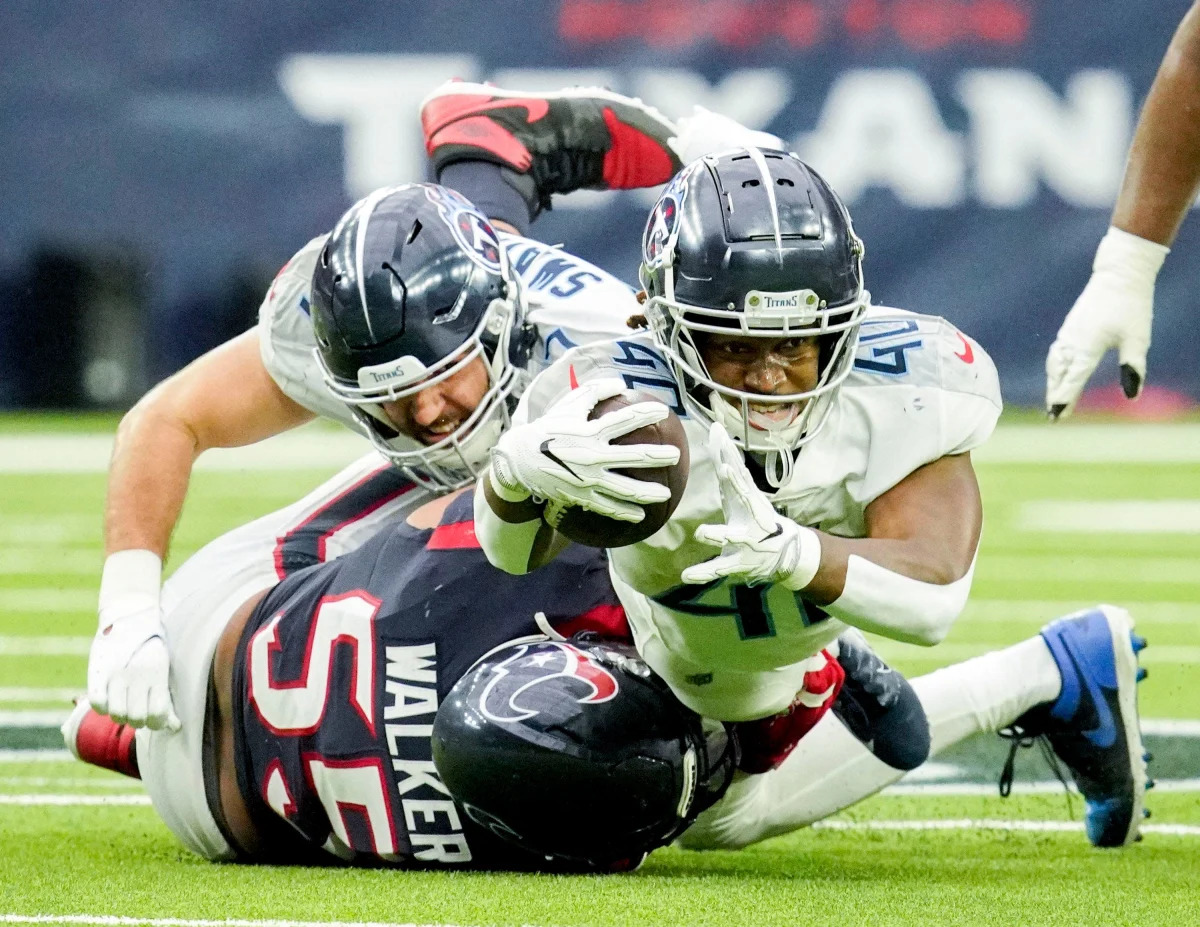 Titans hold off Texans, clinch No. 1 seed in AFC playoffs