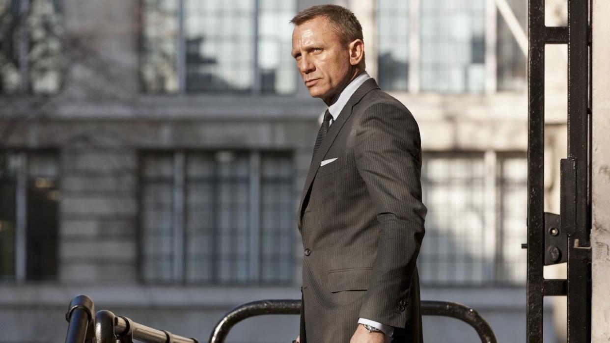  Daniel Craig's James Bond wearing snazzy suit in Skyfall 