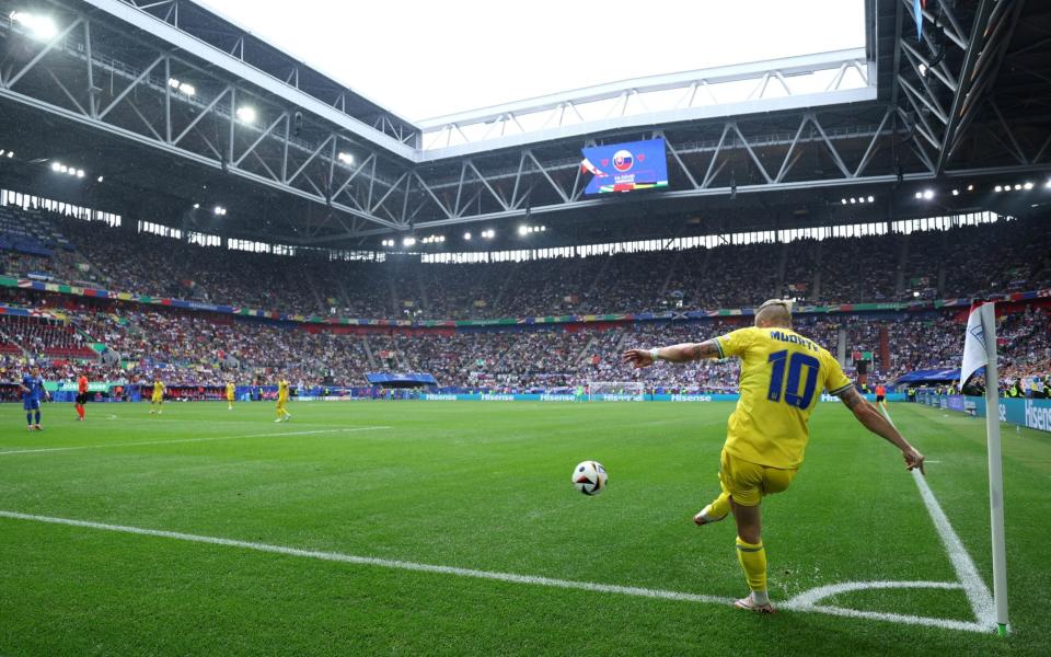 Mykhailo Mudryk wins a corner.