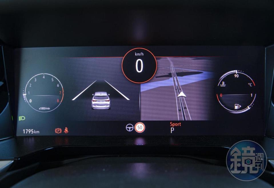 12吋數位儀表只顯示駕駛當下所需資訊，並以高彩度圖形化資訊顯示，來消除視覺干擾。 