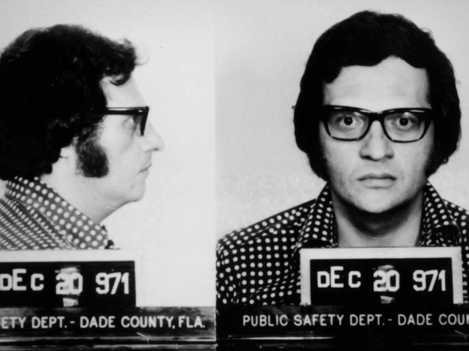 Hätten Sie ihn erkannt? Dieses Verhaftungsfoto zeigt Talkshow-Legende Larry King! 1971 arbeitete er noch als Radiomoderator und Sport-Kommentator. Er konnte einen Kredit an einen Geschäftspartner nicht zurückzahlen und wurde daraufhin in Miami wegen "schweren Diebstahls" verhaftet. Die Anklage wurde jedoch fallengelassen. (Bild: Online USA / Getty Images)