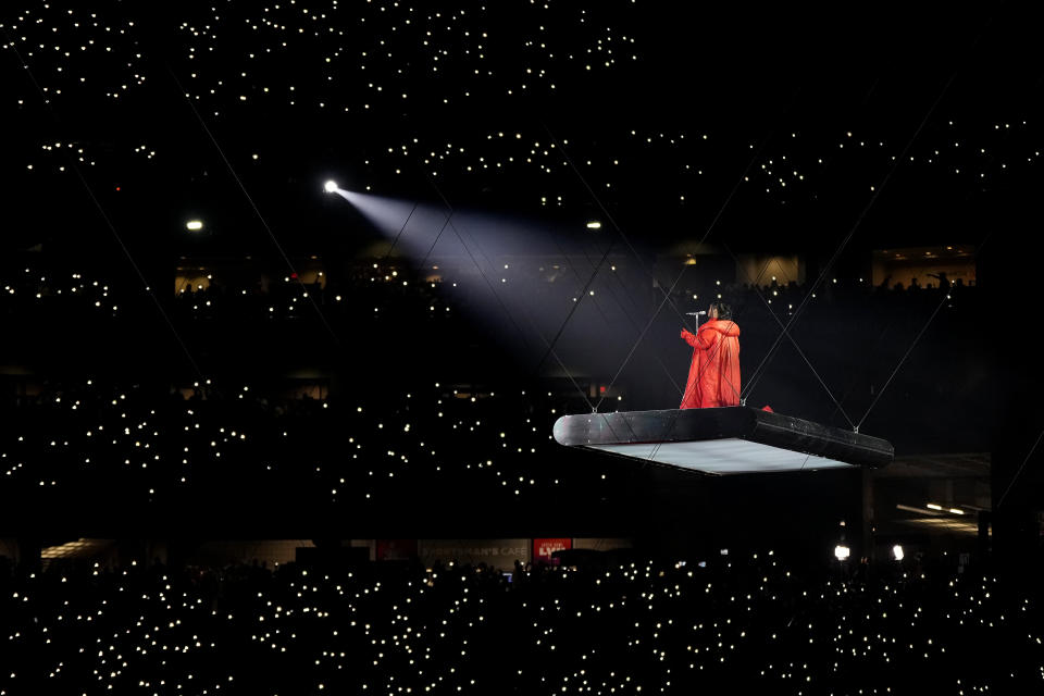 Rihanna durante su presentación en el espectáculo de medio tiempo del Super Bowl 57 de la NFL entre los Chiefs de Kansas City y los Eagles de Filadelfia, el domingo 12 de febrero de 2023, en Glendale, Arizona. (Foto AP/Seth Wenig)