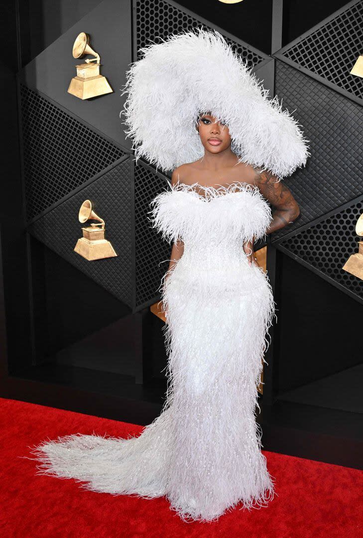 Summer Walker con un diseño en blanco repleto de plumas que acompañó con enorme sombrero