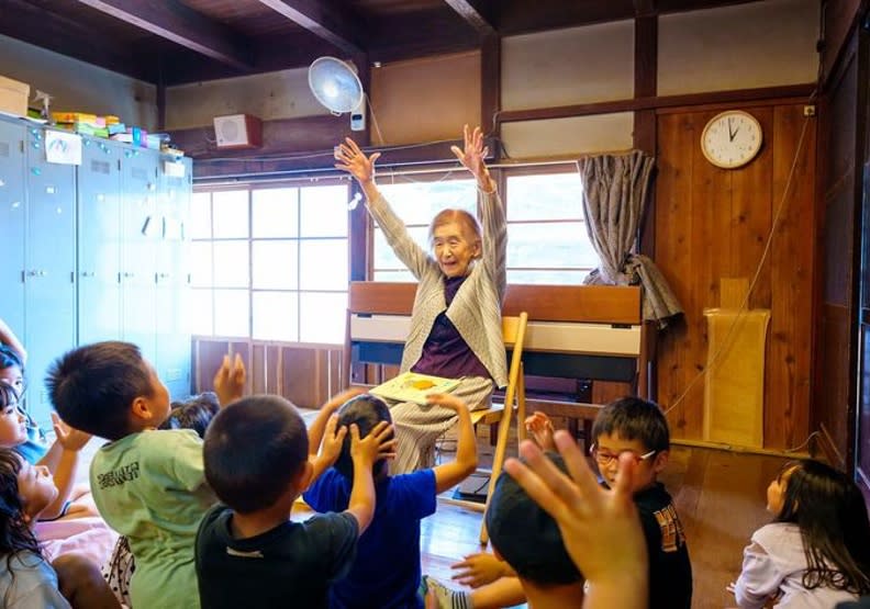 說故事和帶動跳是大川老師最喜歡的活動。取自 PRESIDENT Online 