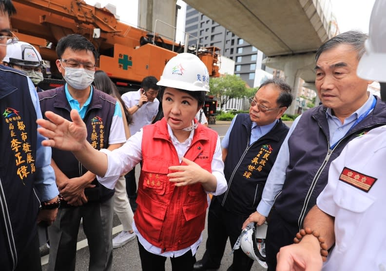 台中市長盧秀燕在中捷發生吊臂掉落鐵軌意外後，緊急赴現場指揮。台中市政府提供。