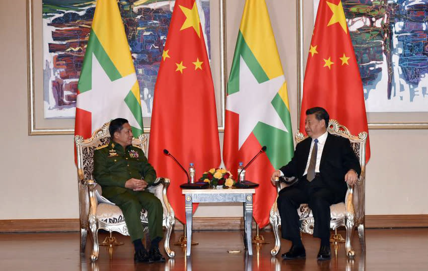In this photo released by Office of the Commander in Chief of Defense Services, Myanmar's Army Commander Senior Gen. Min Aung Hlaing, left, speaks with Chinese President Xi Jinping at a hotel in Naypyitaw, Myanmar, Saturday, Jan. 18, 2020. (Office of the Commander in Chief of Defense Services via AP)