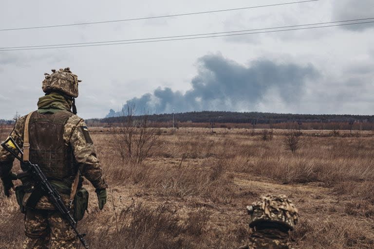 Un soldado del ejercito ucraniano observa el humo de los bombardeos, a 4 de marzo de 2022, en Irpin (Ucrania).