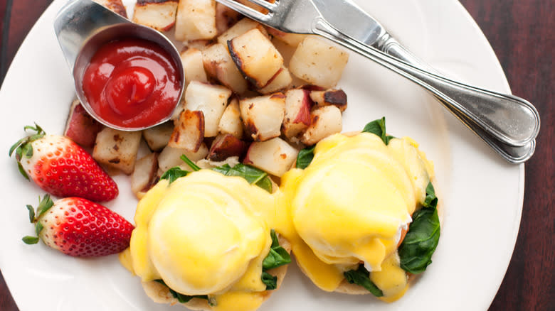 Eggs Florentine with potatoes and strawberries