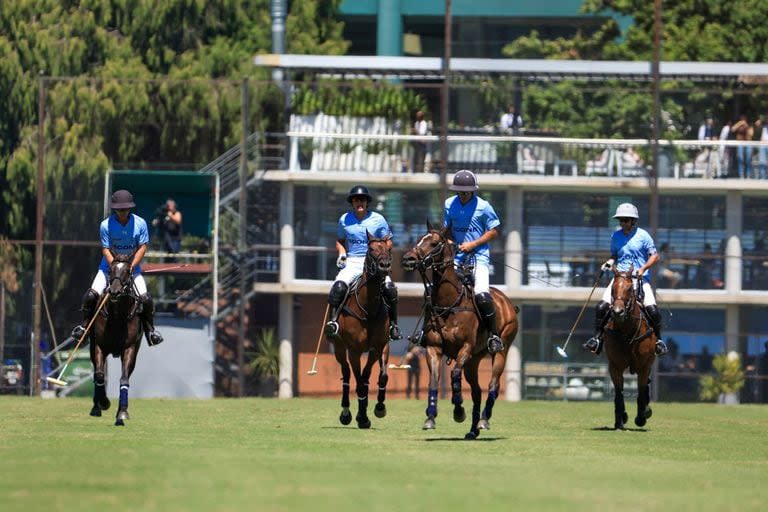 Cría La Dolfina no tuvo un buen 2023 y pierde dos goles de handicap (35 a 33) y a Guillermo Terrera (primero desde la izquierda), que sale de la Triple Corona, y Tomás Panelo (segundo), que se va a La Hache; continúan Alejo Taranco y Diego Cavanagh.