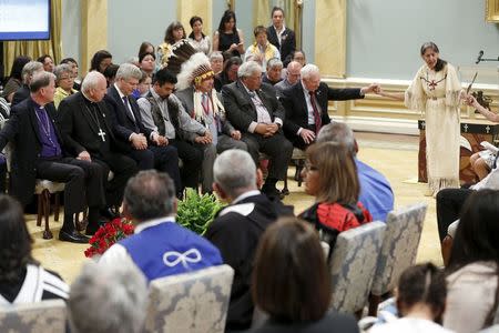 Anglican Primate Fred Hiltz (L), Catholic Archbishop Gerard Pettipas, Prime Minister Stephen Harper, Inuit National President Terry Audla, Assembly of First Nations National Chief Perry Bellegarde, Justice Murray Sinclair, and Governor General David Johnston, join Elder Evelyn Commanda-Dewache (R) in prayer during the Truth and Reconciliation Commission of Canada's closing ceremony at Rideau Hall in Ottawa June 3, 2015. REUTERS/Blair Gable