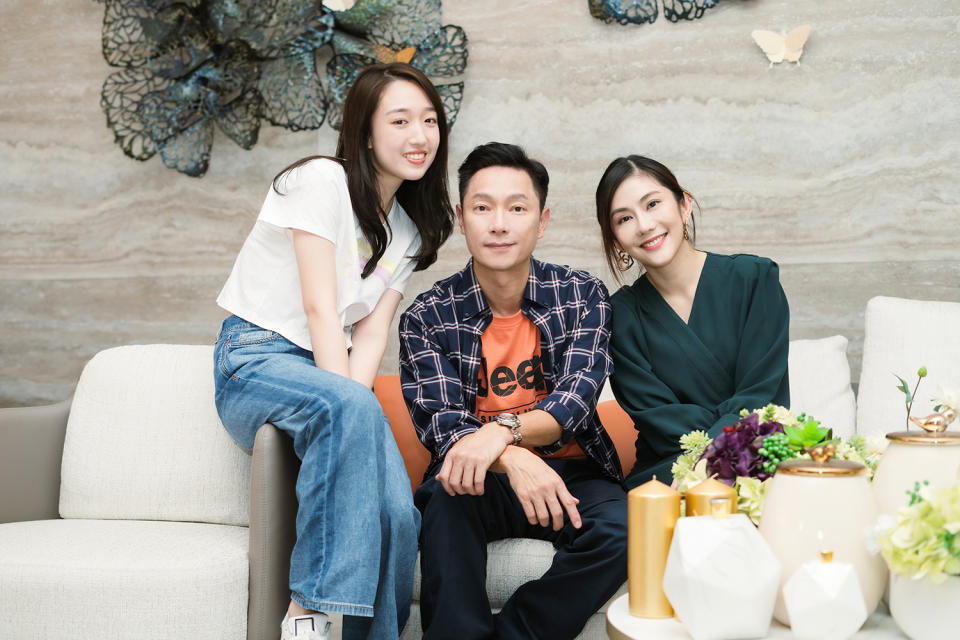 ▲劇中謝祖武與女兒王敏淳 (左)、前妻王宇婕團聚。