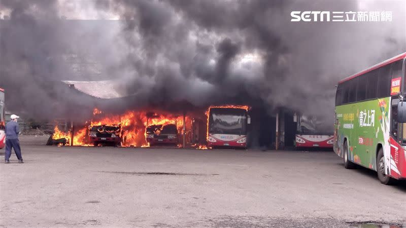 桃園客運修車廠傳火警，交通部澄清電芯是日本品牌。（圖／讀者提供）