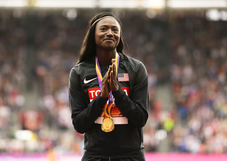 ARCHIVO - Tori Bowie recibe la medalla de oro tras ganar los 100 metros femeninos del Mundial de atletismo, el 7 de agosto de 2017, en Londres. Bowie ha fallecido, según informó su agencia de representación y la federación estadounidense de atletismo. Tenía 32 años. (AP Foto/Alastair Grant)