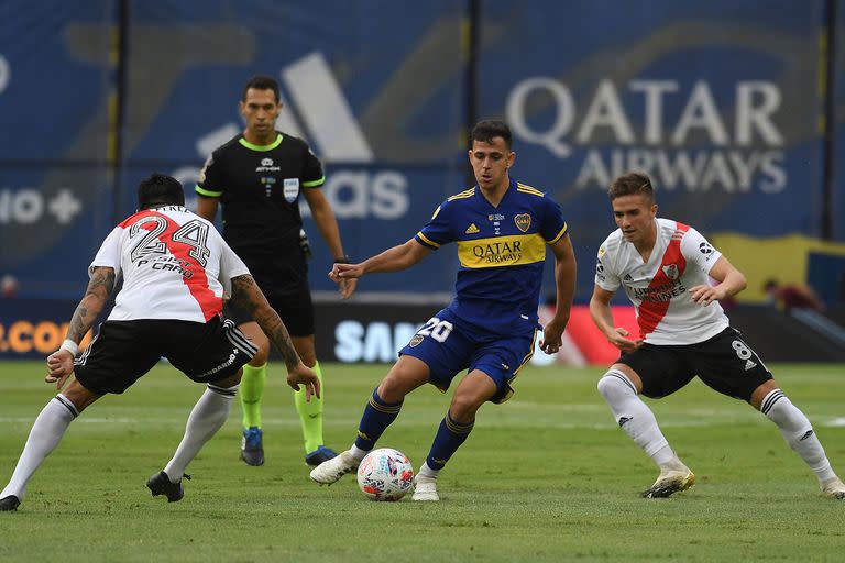 Gonzalo Maroni domina la pelota ante Enzo Pérez y Agustín Palavecino durante el último superclásico entre Boca y River en la Bombonera