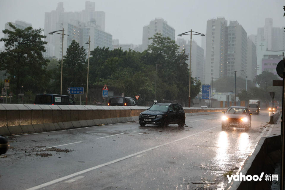 龍翔道東行線近黃大仙站位置，今早大部份車輛已經離開，但在鏡頭外的不遠處，路段仍然封閉。