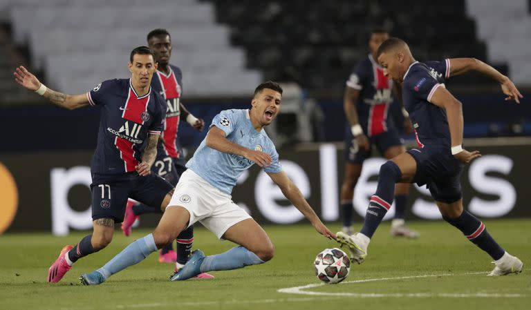 Mientras Rodri se cae, Di María va en apoyo del Mbappé