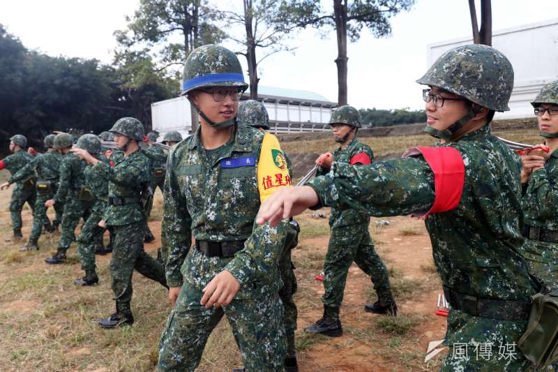 20181214-陸軍2225梯是一年期義務役最後一梯，該梯的葉紹庭服役期間在成功嶺擔任教育班長，指導新兵操作手榴彈投擲課程。（蘇仲泓攝）