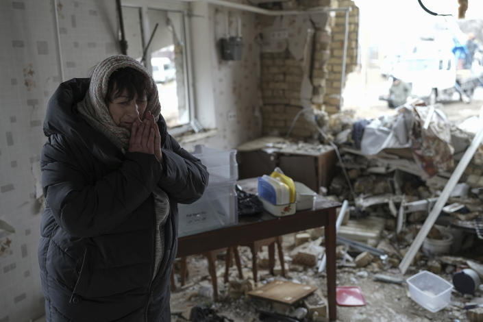 هالینا پاناسیان پس از حمله موشکی روسیه در خانه ویران شده اش گریه می کند. 