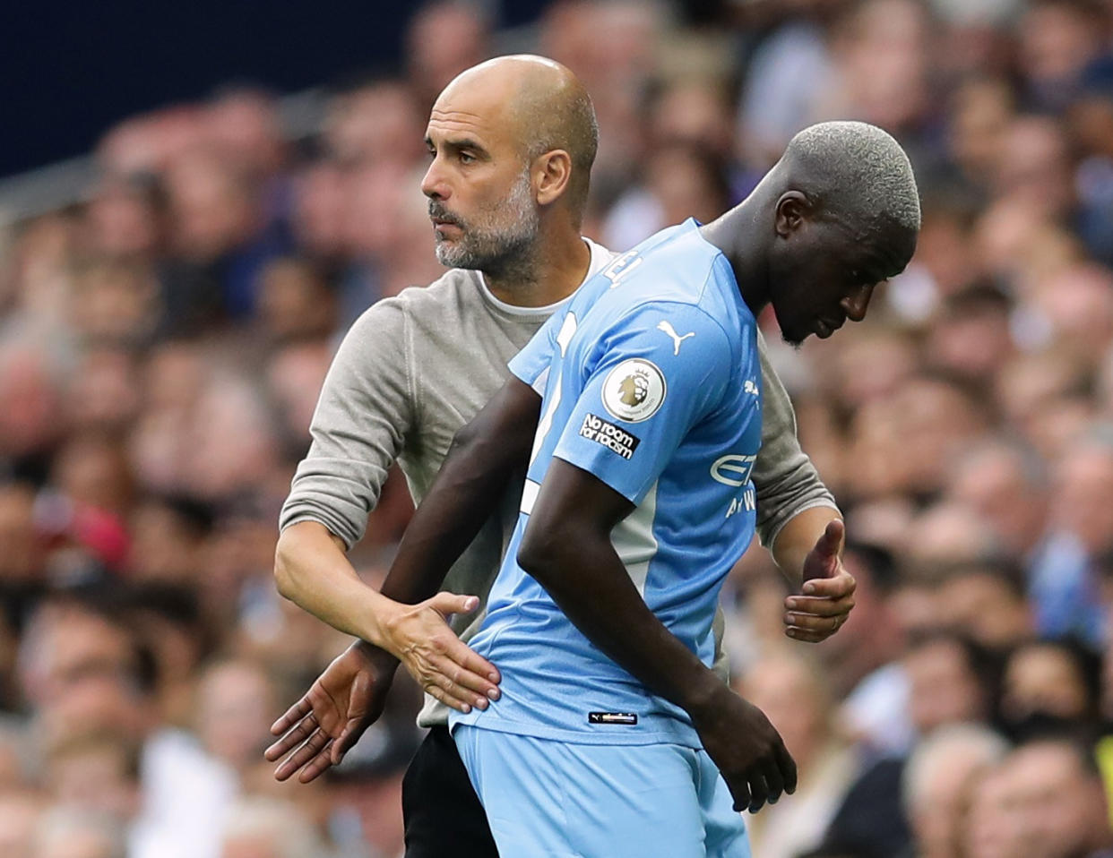 El defensa francés Benjamin Mendy del Manchester City después de ser sustituido por el entrenador Pep Guardiola. (Foto: REUTERS/David Klein)