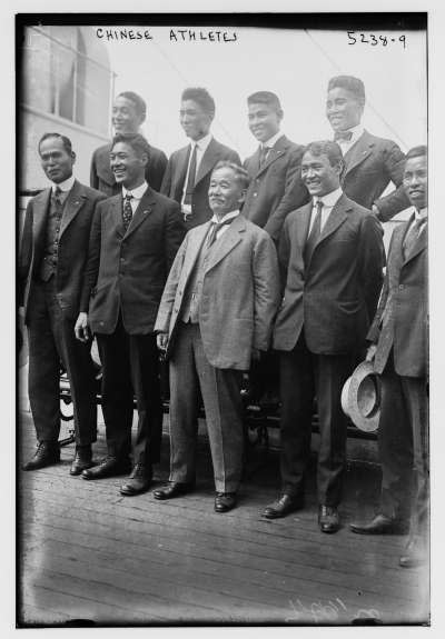 1920年的比利時安特衛普奧運，嘉納治五郎（前排中）與日本選手合影。（維基百科公有領域）