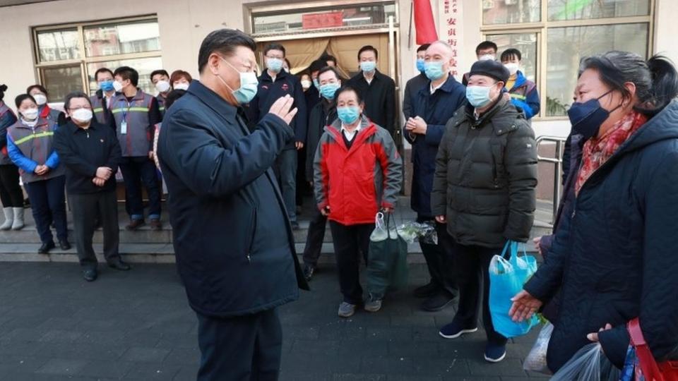 El presidente chino Xi Jinping inspecciona el trabajo de prevención del coronavirus en Pekín.