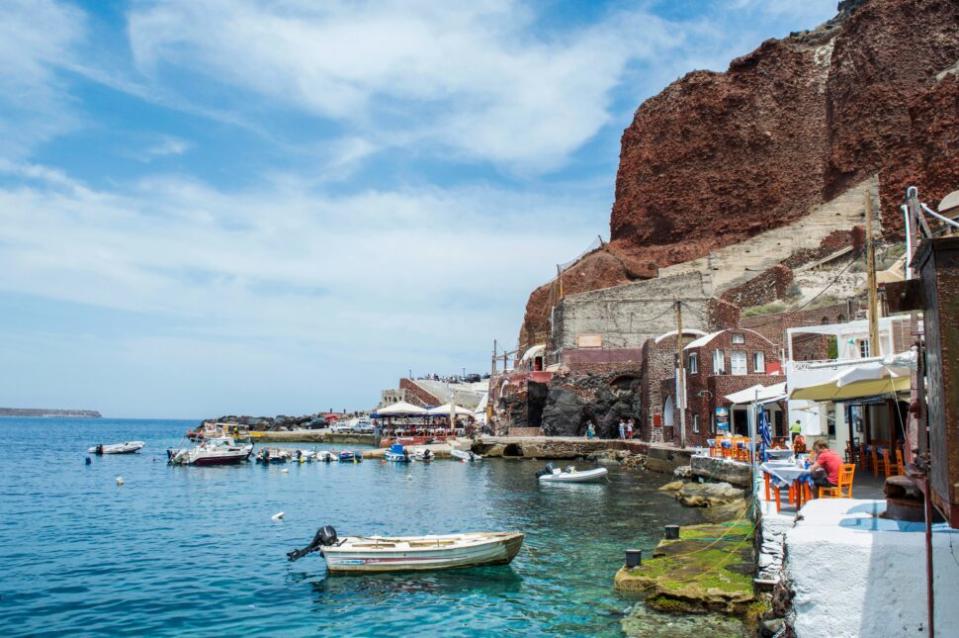 The best relaxing neighborhoods of Santorini are Firostefani and Thirassia. Check out why the are the best options and where to stay.