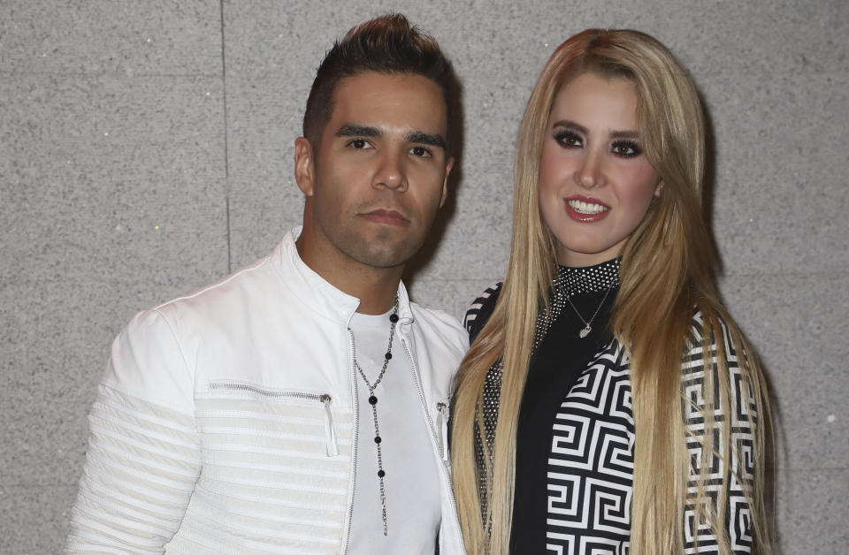 El vocalista de Grupo Cañaveral, Emir Pabón junto a su esposa Stefanía de Aranda (Getty Images)