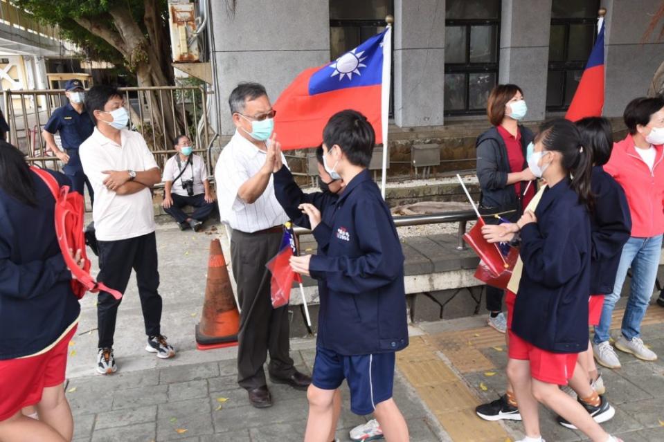 澎湖縣政府10日上午於縣府廣場舉行「中華民國111年國慶升旗典禮暨聯歡活動」。（澎湖縣政府提供）