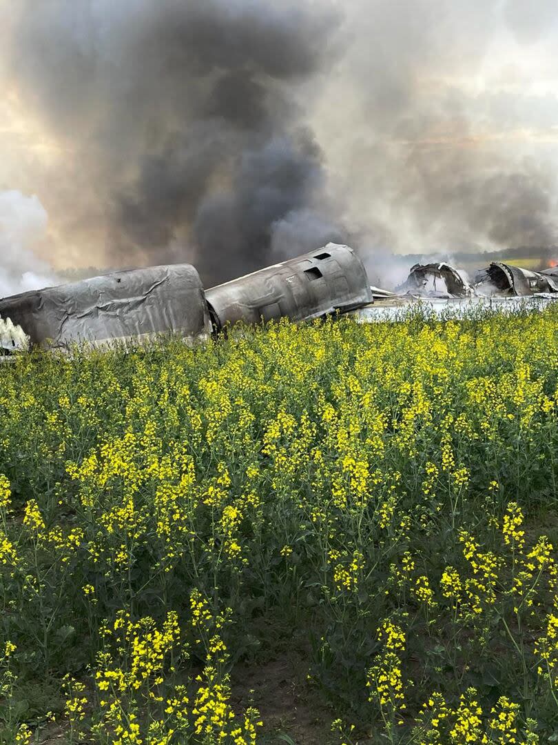 Esta fotografía proporcionada el 19 de abril de 2024 por el Gobernador del Krai de Stavropol de Rusia, Vladimir Vladimirov, muestra los restos de un bombardero estratégico de largo alcance Tu-22M3 de Rusia estrellado en un campo agrícola fuera de Stavropol. 