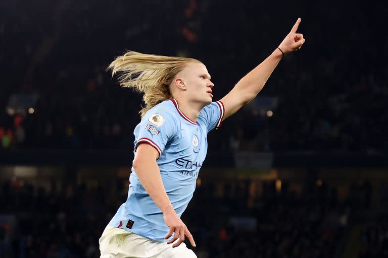 Melena al viento, Haaland celebra su gol, el último del 4-1 de Manchester City a Arsenal