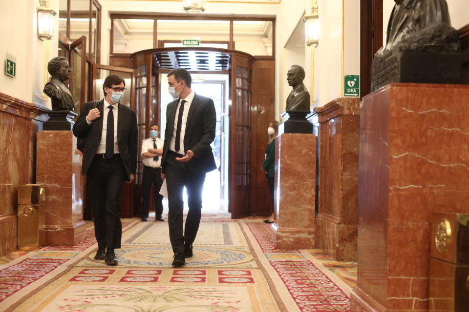 Salvador Illa y Pedro Sánchez en el Congreso. (Photo by Europa Press News/Europa Press via Getty Images)