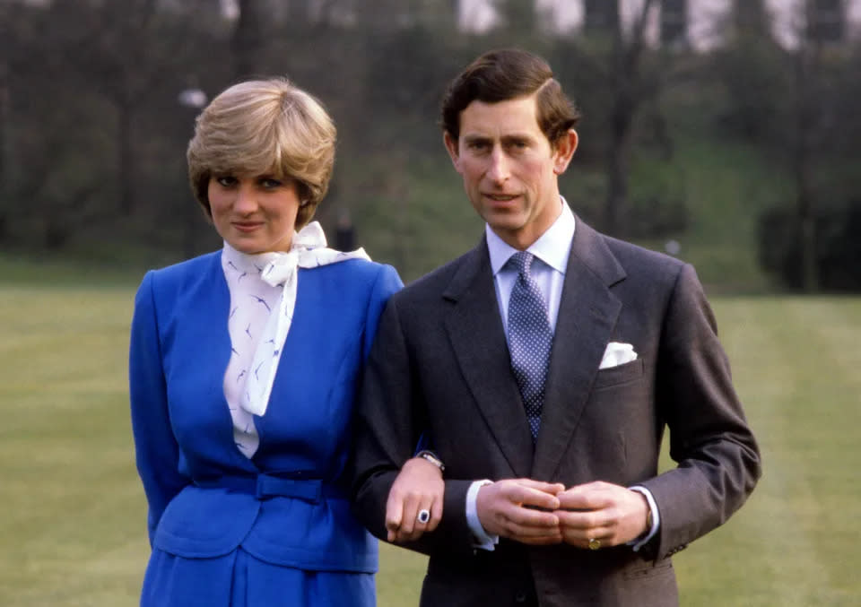 1981 年 2 月 24 日，攝於白金漢宮，查理斯王子與戴安娜・史賓沙女爵宣佈訂婚。兩人在 1980 年約會，但過了約半年左右，查理斯據說就已經受到父親的壓力，要求他早日成婚。（Getty Images）