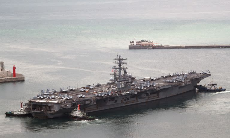 El portaaviones estadounidense USS Ronald Reagan sale de un puerto en Busan, Corea del Sur, el lunes 26 de septiembre de 2022. El portaaviones estadounidense y su grupo de combate iniciaron maniobras con buques surcoreanos ante la costa este de la Península de Corea en su primer ejercicio de esta clase en cinco años. (Sohn Hyung-joo/Yonhap via AP)