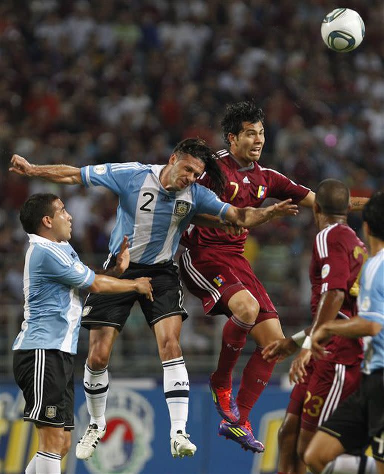 En el aire, Fedor le saca ventaja a Otamendi y Demichelis; en un costado, aparece Mascherano; la última línea, otra vez, sufrió varios sofocones; sobre todo, por arriba