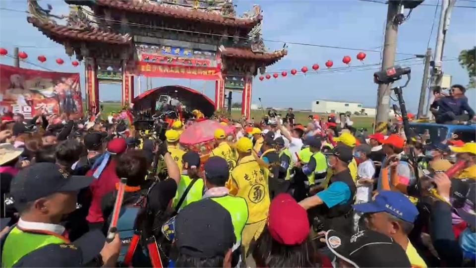 粉紅超跑衝進北港朝天宮　國片劇組受邀朝聖接駕