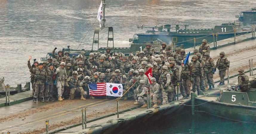 2015年12月10日，參與年度軍演的美韓部隊完成搭建浮橋演練後合影。（圖／美聯社）