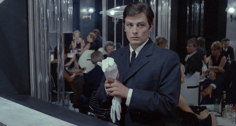 El ritual de Jef Costello (Alain Delon) en la perfecta composición cromática del director de fotografía Henri Decäe para El samurái, de Jean Pierre Melville