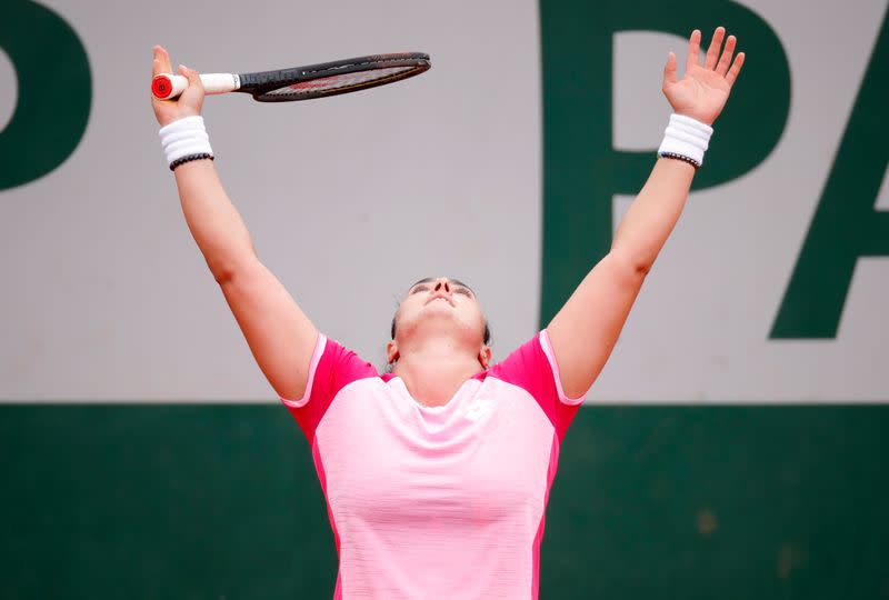 La tunecina Ons Jabeur celebra su victoria en el partido contra la bielorrusa Aryna Sabalenka, en el Abierto de Francia, París, Francia