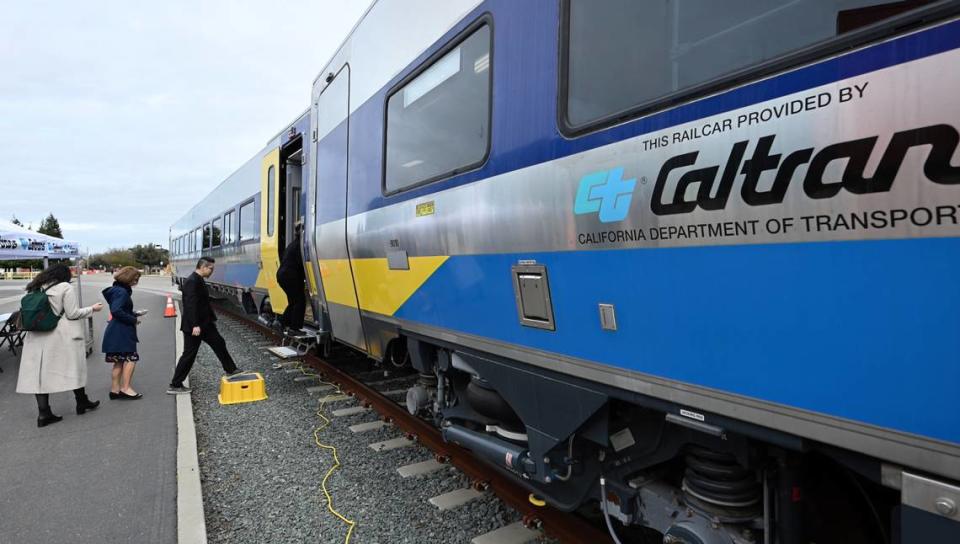 Amtrak ofreció visitas guiadas por los nuevos vagones de pasajeros Venture para su línea San Joaquins en las instalaciones de mantenimiento ferroviario ACE en Stockton, California, el martes 5 de marzo de 2024.