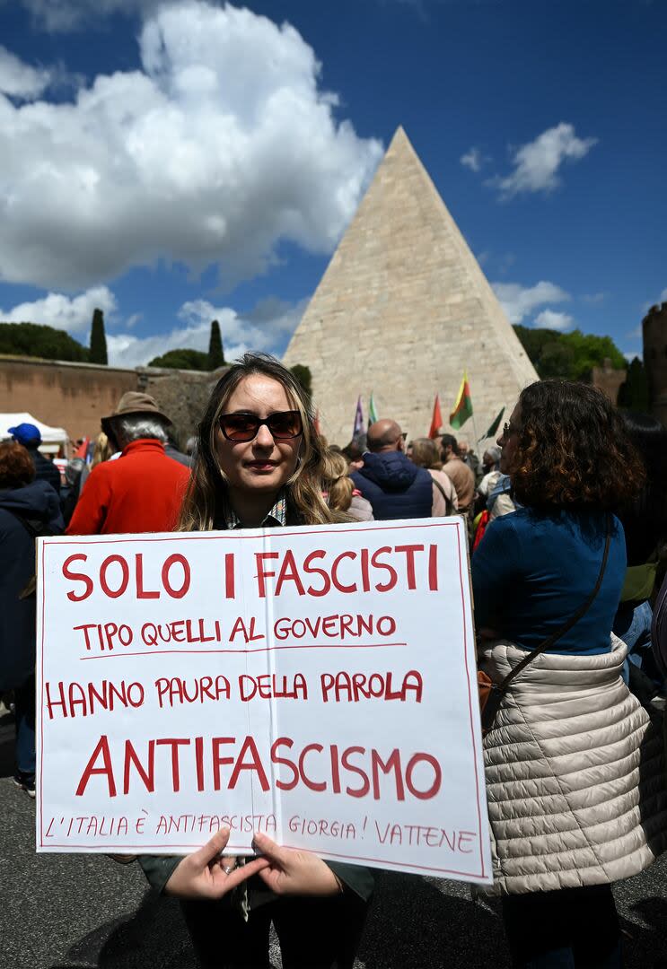 Una mujer sostiene un cartel que dice 