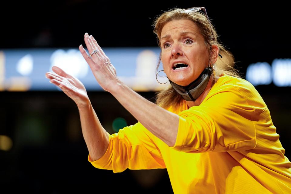 Missouri head coach Robin Pingeton works with her team as they face Vanderbilt during the first quarter Thursday at Memorial Gym in Nashville, Tenn.