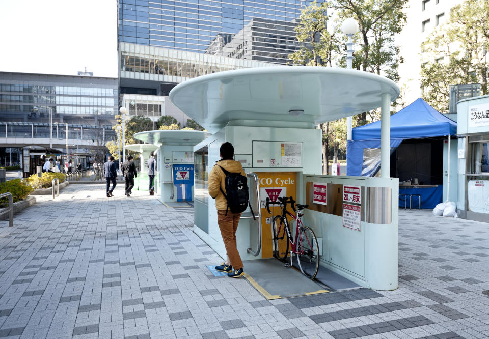 <p>Gracias a este sistema, Japón ha conseguido una solución al problema de espacio tanto en el entorno urbano como en el interior de las viviendas, ya que la gente no tiene necesidad de guardar el vehículo en su casa. (Foto: Keith Tsuji / Getty Images).</p> 